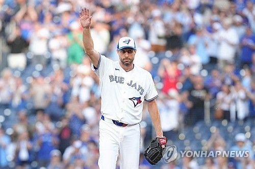 3천500탈삼진을 뽑은 뒤 팬들의 박수에 화답하는 셔저