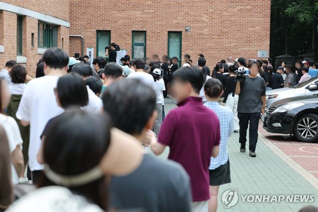 송파구서 투표용지 부족 수백명 대기…투표 중단