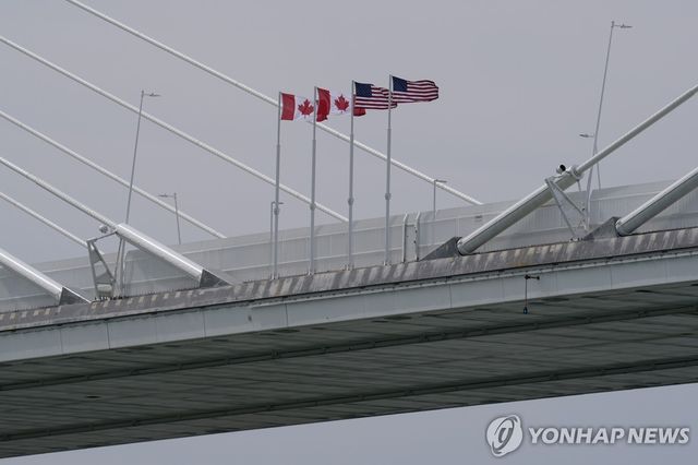 고디 하우 국제대교에 설치된 미·캐나다 국기