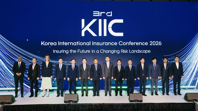 (왼쪽부터) 갤러거 APAC Roshan Perera CEO, UIB 보험중개 이흥수 대표, Aon EMEA Tracy-Lee Kus Co-CEO, 보험연구원 김헌수 원장, 보험개발원 박진호 부원장, 한화손해보험 나채범 사장, 금융감독원 서영일 부원장보, 금융위원회 안창국 상임위원, 삼성화재 이문화 사장, 화재보험협회 이승우 부이사장, 손해보험협회 이병래 회장, 보험연수원 하태경 원장, 마쉬코리아 구경태 대표, LK보험중개 강두석 대표[삼성화재 제공. DB 및 재판매 금지]