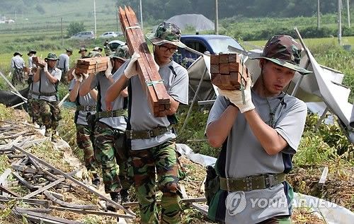 주말 대민봉사 차출된 병사들 