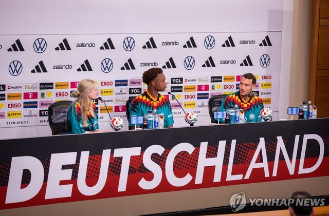 기자회견을 펼치는 독일 축구대표팀 선수들