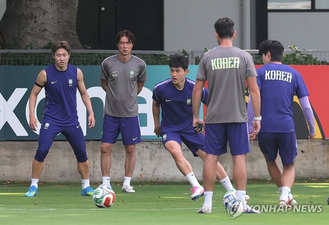 훈련 지도하는 홍명보 감독
