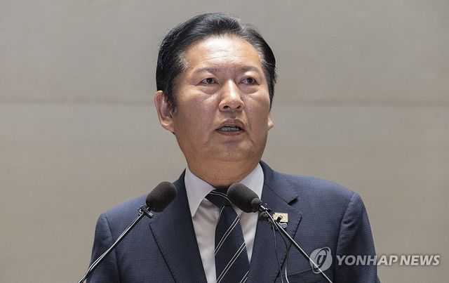 민주당 의원총회에서 발언하는 정청래 대표