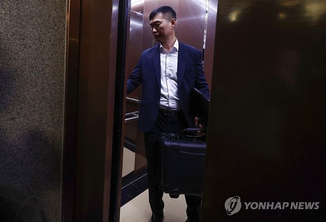 디지털 포렌식 장비 들고 이동하는 경찰 관계자
