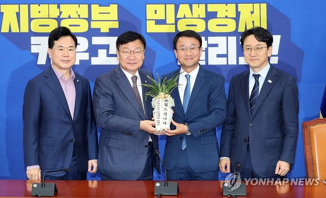 취임 축하 난 기념촬영하는 여야 원내대표