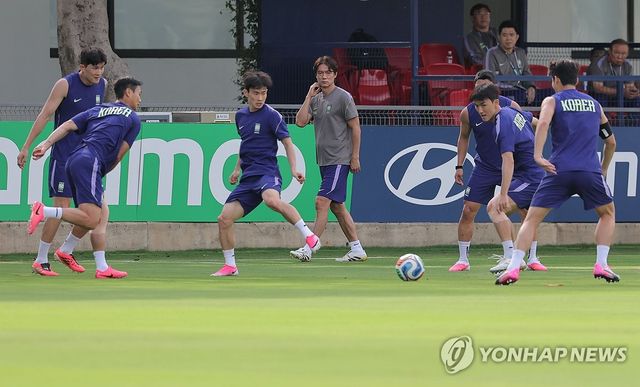 훈련 지켜보는 홍명보 감독