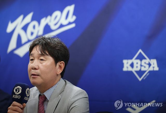 질문 답하는 류지현 감독