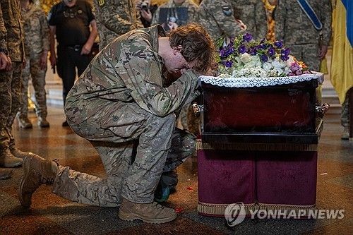 동료 군인 전사 슬퍼하는 우크라이나 군인