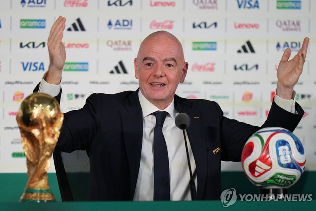 기자회견 하는 인판티노 회장