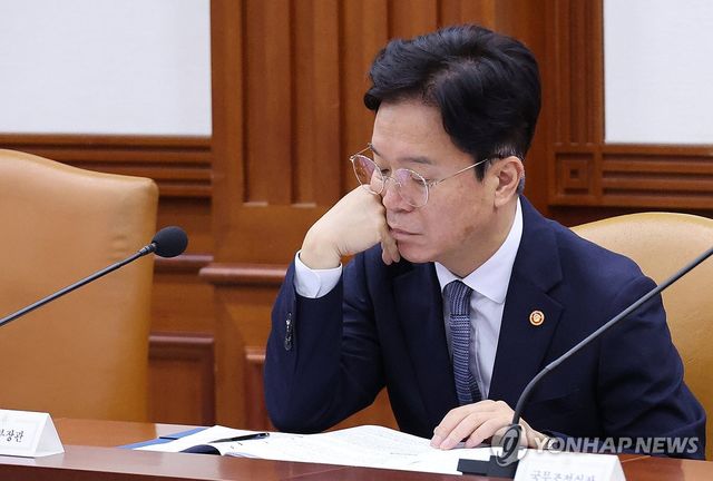 자료 살펴보는 김영훈 고용노동부 장관