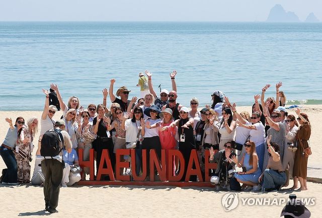 해운대서 추억 남기는 외국인 관광객들