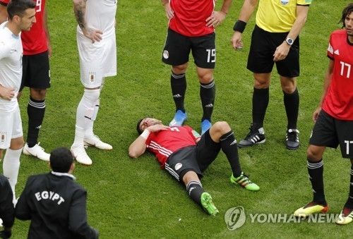 경기 도중 부상으로 그라운드에 쓰러진 선수