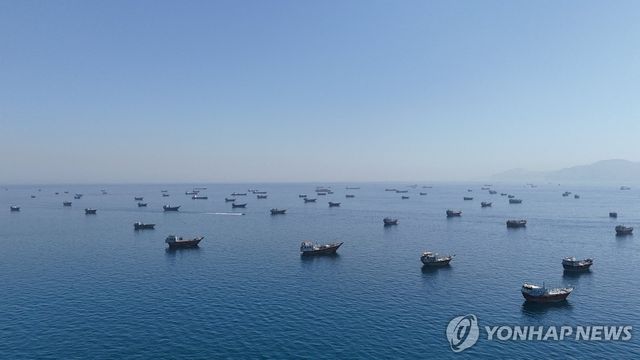 호르무즈 해협에 정박한 배