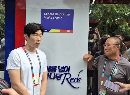 기자들 질문에 답하는 박지성 JTBC 해설위원