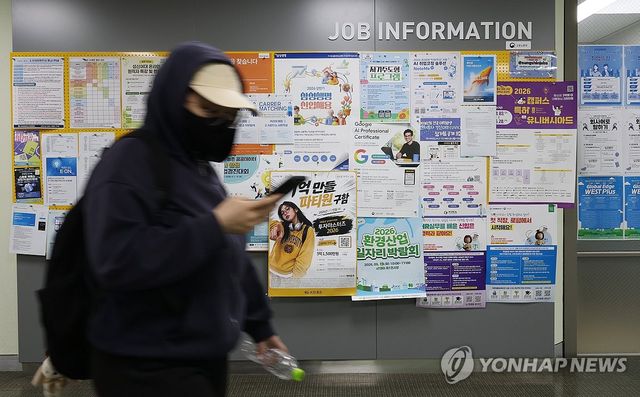 5월 취업자, 17개월 만에 감소