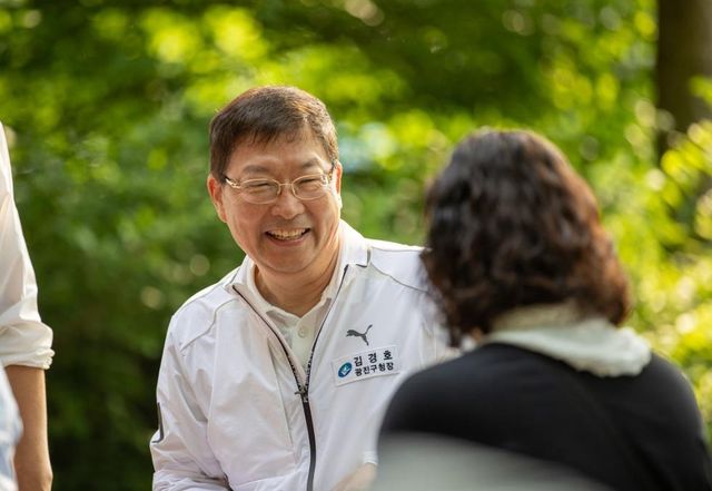 광진가족 걷기대회에 참석한 김경호 광진구청장