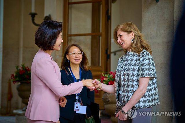 인사하는 김혜경 여사와 라우라 마타렐라 여사