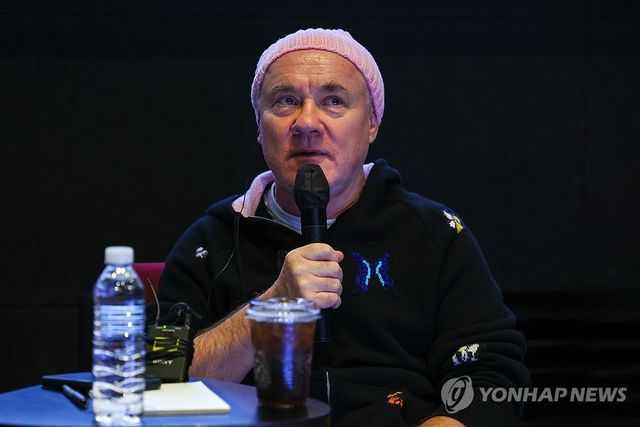 인사말 하는 데이미언 허스트 작가