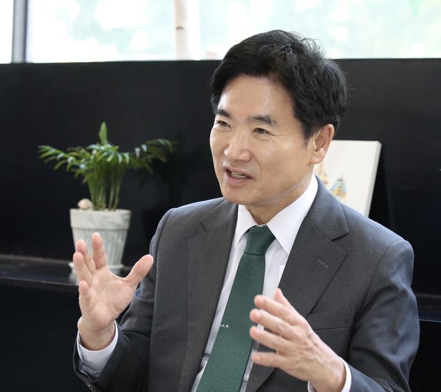 인터뷰하는 김대중 전남광주통합특별시 교육감 당선인