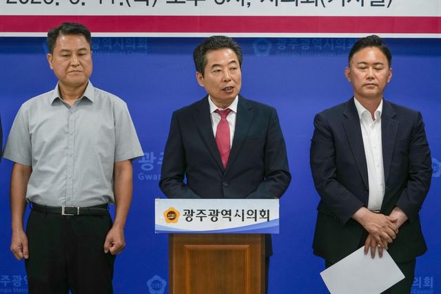 기자회견하는 안태욱