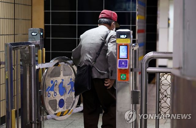 고령화에 커지는 서울지하철 적자…무임수송 손실 5년 새 70%↑