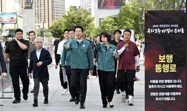 광화문광장 거리 응원 현장을 점검하는 오세훈 서울시장