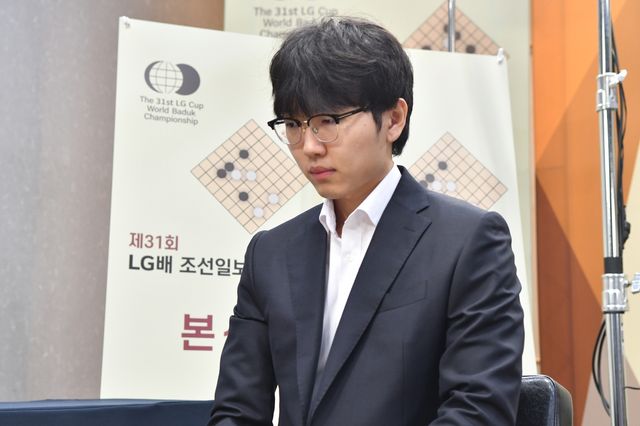 신진서 9단이 LG배 4강에 올랐다.