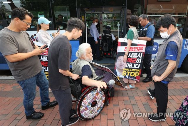 버스 타는 박경석 전장연 대표