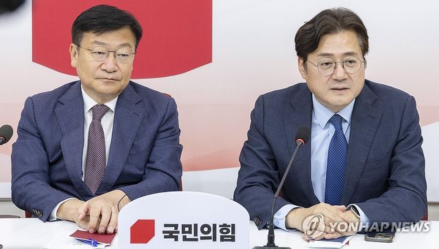 국민의힘 정점식 원내대표에게 취임 축하 인사하는 홍익표 정무수석
