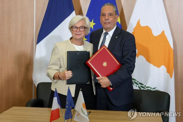 지난 8일(현지시간) SOFA에 서명한 프랑스(왼쪽), 키프로스 양국 국방장관
