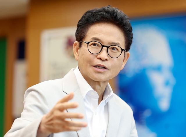 연합뉴스와 인터뷰하는 이철우 경북도지사
