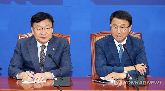 정점식 원내대표 만나 발언하는 한병도 원내대표