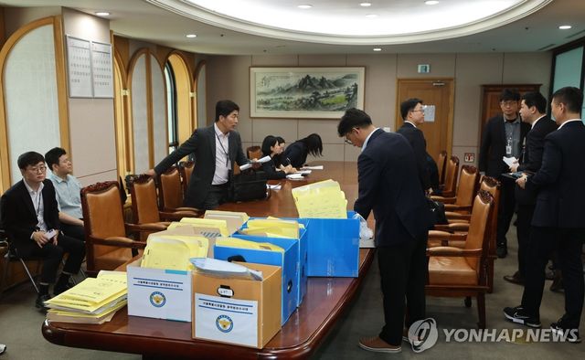 '투표지 부족사태' 중앙선관위 압수수색