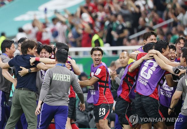 첫 승에 환호하는 대한민국