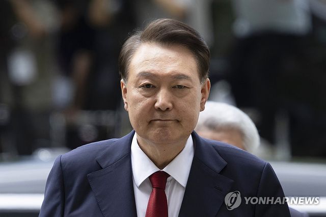 입 굳게 닫은 채 법정으로 향하는 윤석열 전 대통령