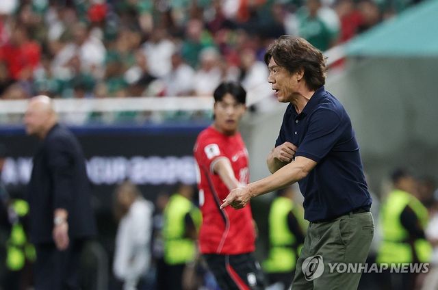 작전 지시하는 홍명보 감독