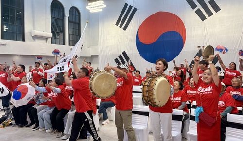 대표팀 첫 승 축하하는 美한인들