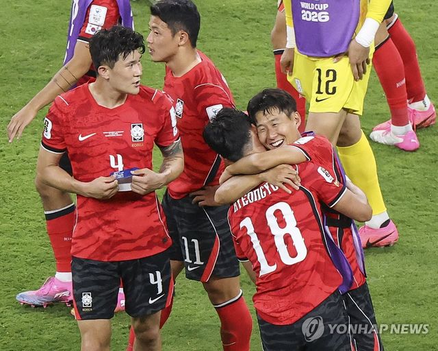 오현규와 승리 자축하는 손흥민