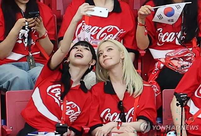 과달라하라 스타디움 찾은 카리나와 윈터