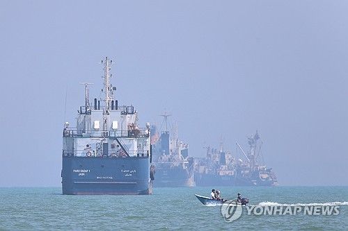 11일(현지시간) 이란 반다르 아바스에서 바라본 호르무즈 해협의 선박들 
