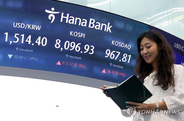 지난 9일 서울 중구 하나은행 본점 딜링룸 전광판에 원/달러 환율, 코스피, 코스닥 지수가 표시돼 있다. [연합뉴스 자료사진. 재판매 및 DB 금지]
