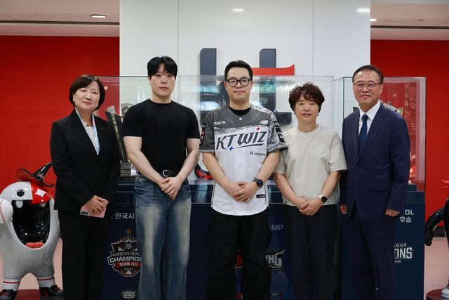 기념촬영하는 이용재씨