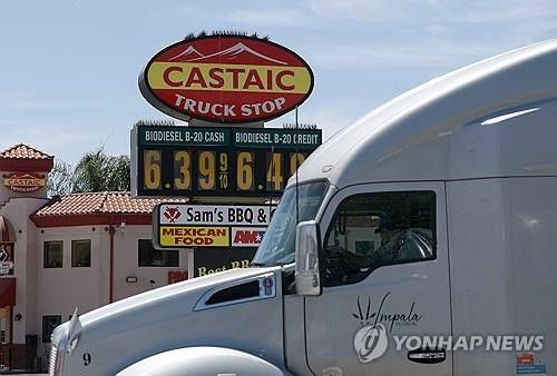 미 캘리포니아주 한 주유소를 지나는 트럭