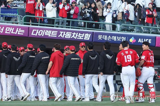 승리의 기쁨 나누는 SSG선수들