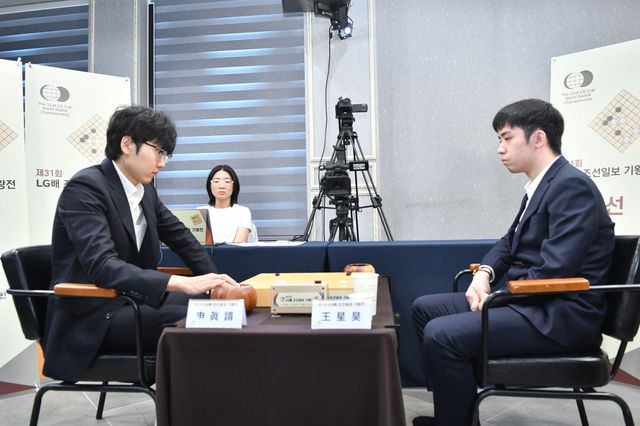 신진서(왼쪽) 9단이 LG배 4강에서 왕싱하오 9단에게 불계패했다.