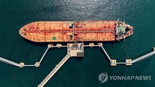 지난 9일 중국 칭다오 항구 도착한 유조선