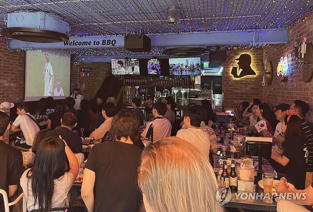 치킨집에서 월드컵 경기 시청하는 시민들