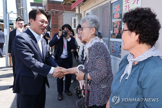 농어촌 기본소득 지역 주민들 만나는 김민석 총리