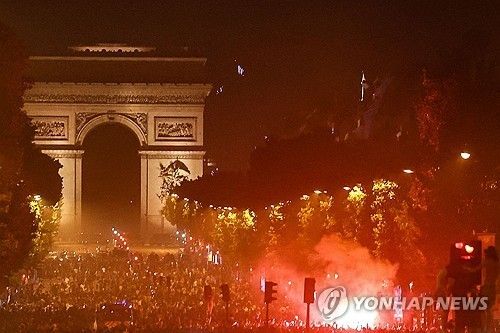 지난달 30일 PSG 우승 후 샹젤리제 대로 모인 팬들